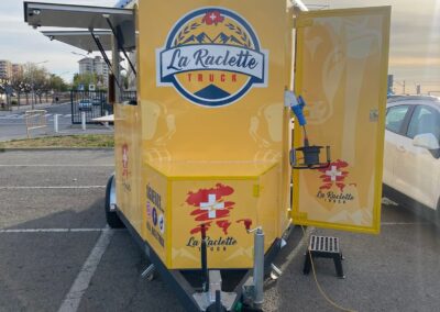 vista trasera foodtruck rotulada