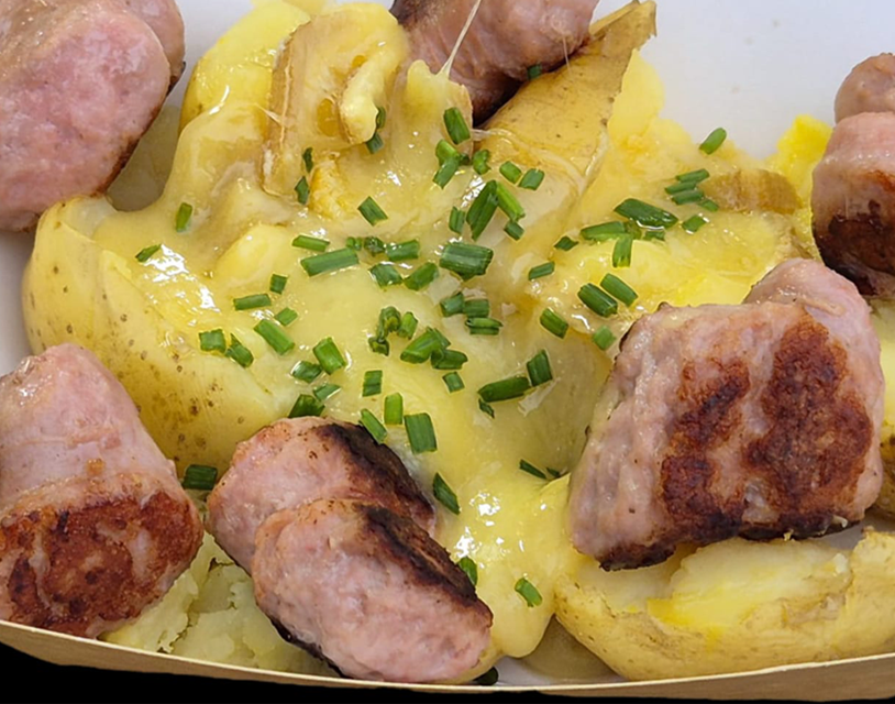 Raclette servida con butifarra salteada y queso fundido.