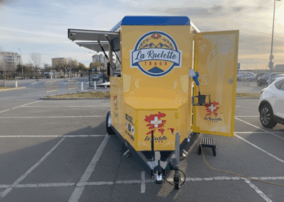 vista trasera foodtruck rotulada