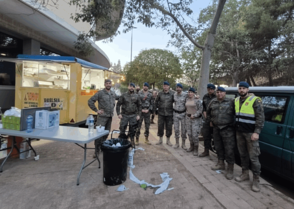 Militares frente a la foodtruck de La Raclette durante la colaboración en la DANA.