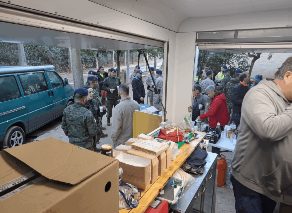 Interior de la foodtruck de La Raclette preparando alimentos durante la colaboración en la DANA.