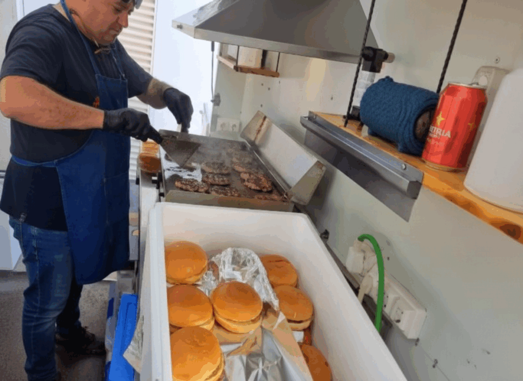 Preparación de hamburguesas por La Raclette durante la DANA.