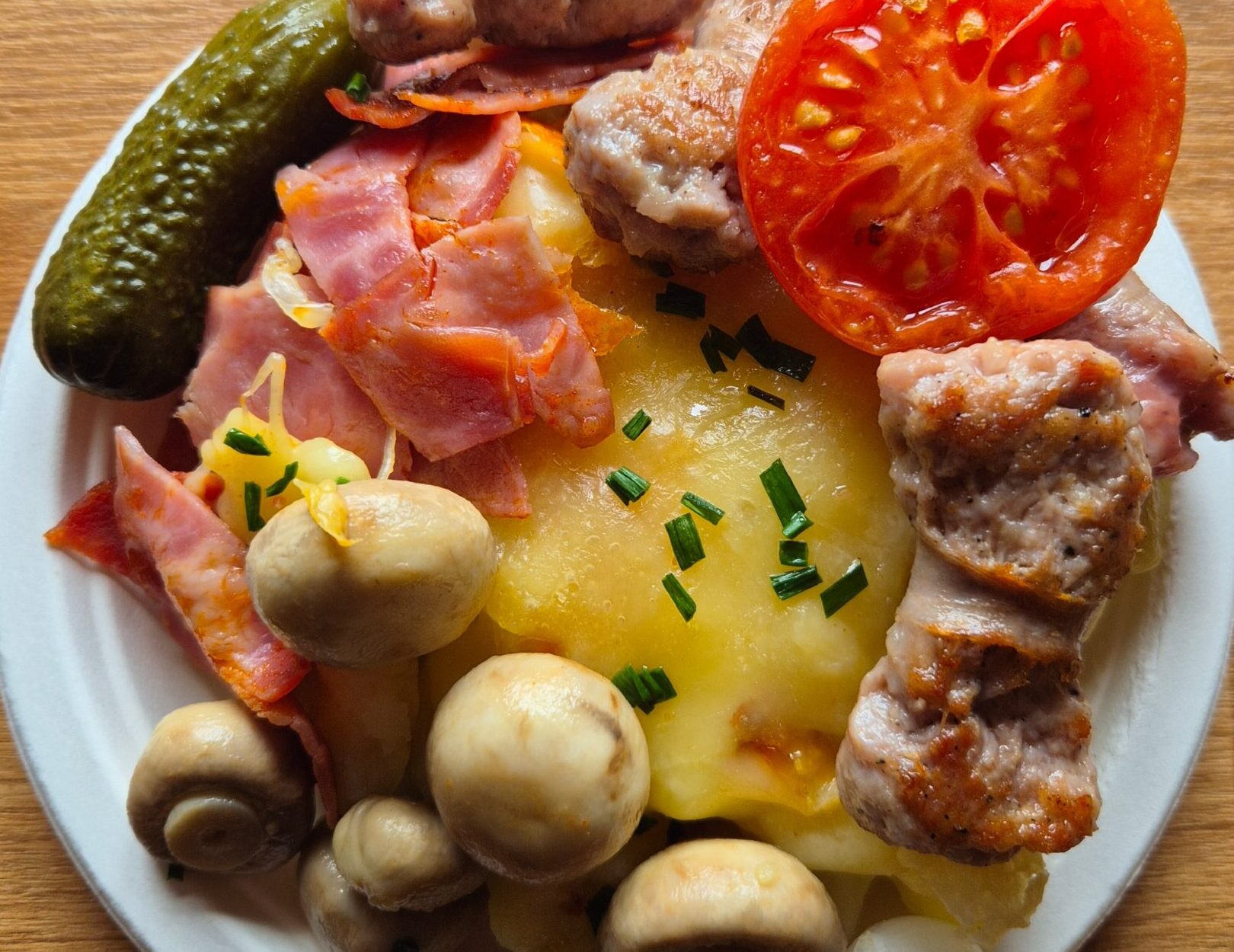 Plato combinado con cecina ahumada, carne y el clásico de patatas con queso raclette fundido